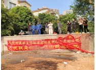 <strong>广东清远碧桂园假日半岛映月湾业主与强行施工方起冲突捍卫家园</strong>